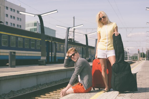 Jeune couple en attente à la gare