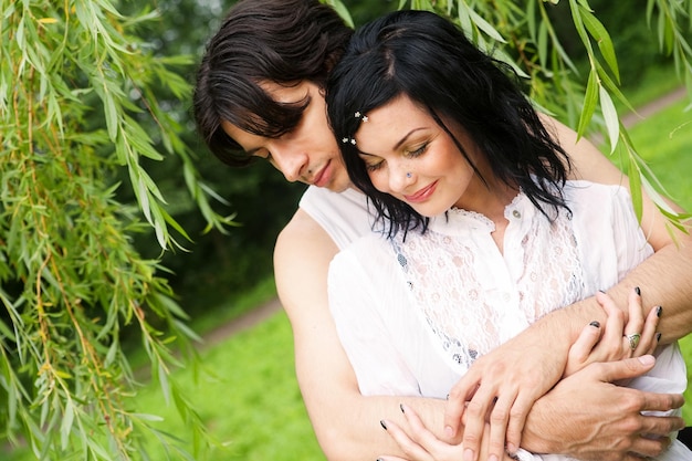 Jeune couple attrayant souriant heureux