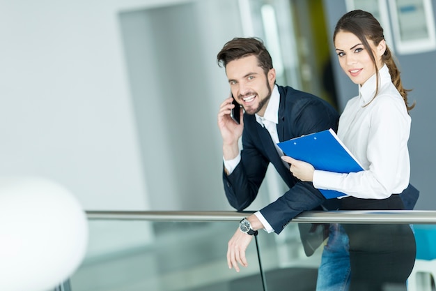 Jeune couple au bureau