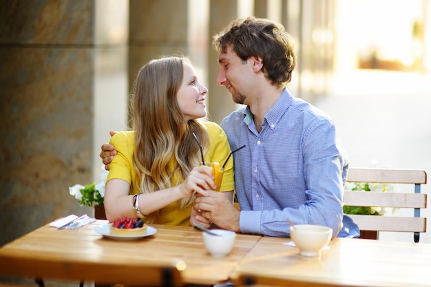 Jeune couple au café en plein air