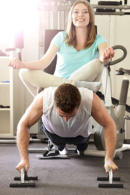 Jeune couple au gymnase, concept sportif