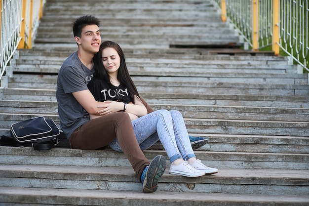 Jeune couple au premier rendez-vous dans le parc de la ville