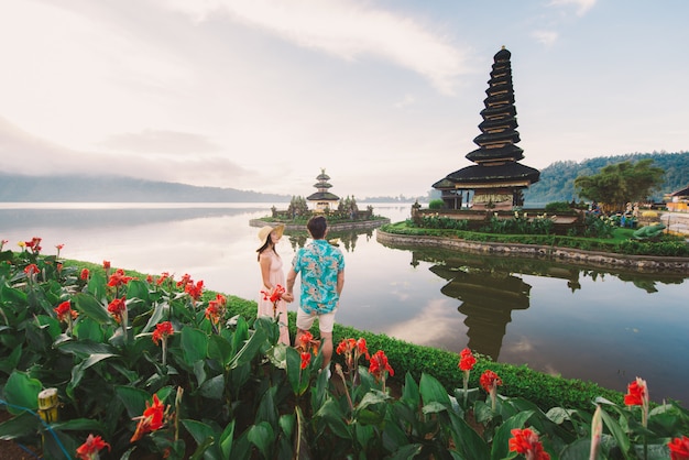 Photo jeune couple au pura ulun danu bratan, bali