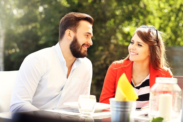 jeune couple au restaurant