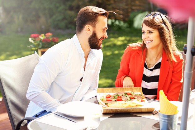 jeune couple au restaurant