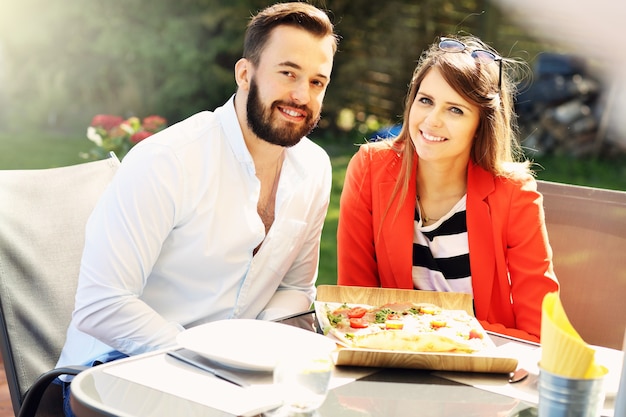 jeune couple au restaurant