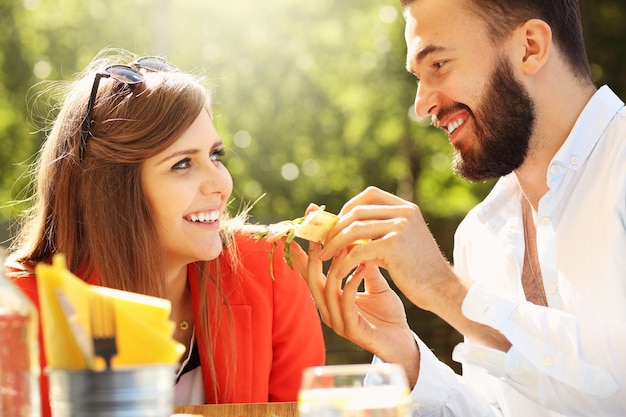 jeune couple au restaurant