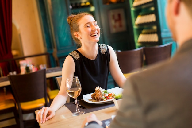 Jeune couple au restaurant