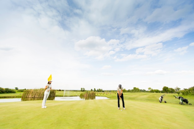 Jeune couple au terrain de golf