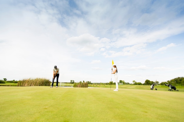 Jeune couple au terrain de golf