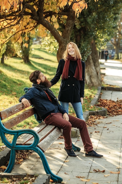 Jeune couple en automne parc