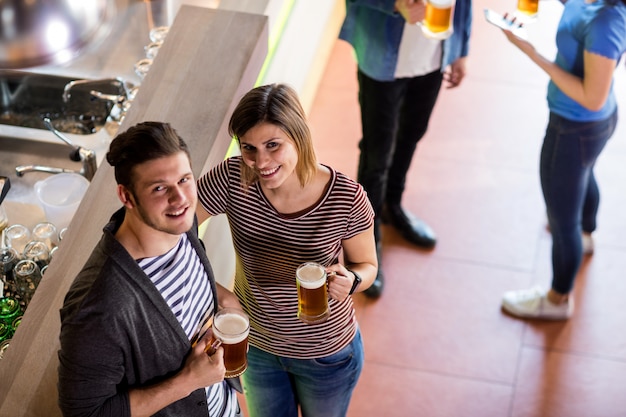 Jeune couple, avoir bière, par, compteur