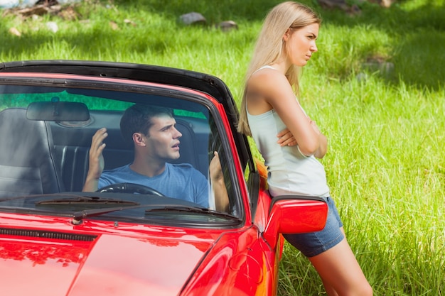 Jeune couple ayant un différend en allant en vacances