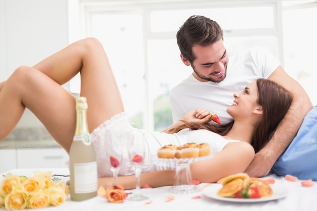 Jeune couple ayant un petit-déjeuner romantique