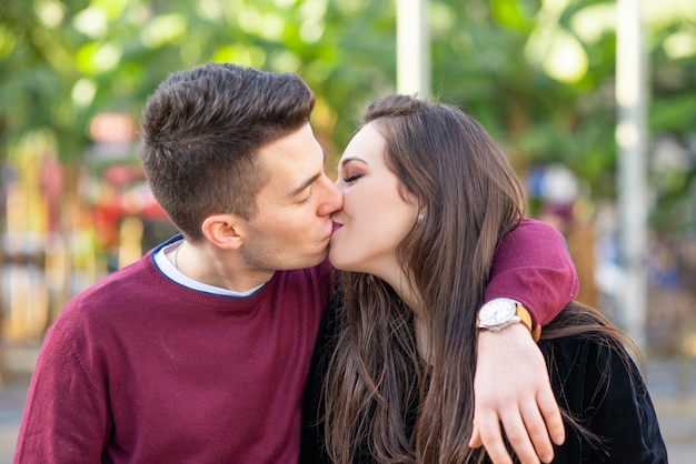 Jeune couple, baisers, dehors