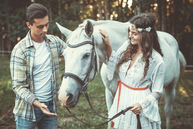 Jeune couple et beau cheval