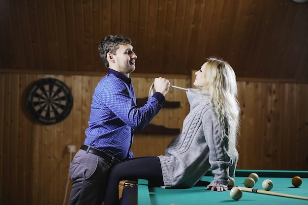 jeune couple, billard, amour