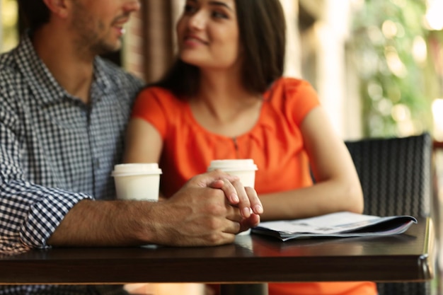 Photo jeune couple boire du café au café en plein air