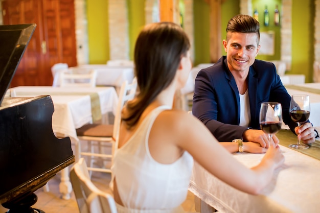 Jeune couple buvant du vin rouge