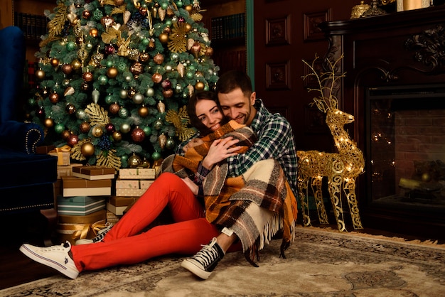 Jeune couple, à, cadeaux, près, arbre noël