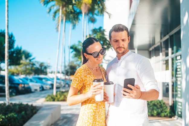 Jeune couple avec café pour aller dans la rue à la ville d'été Jeunes adultes touristes en voyage en vacances d'été