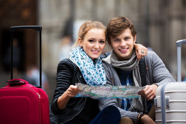 Jeune couple avec une carte