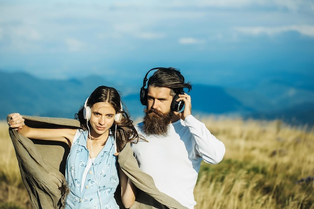 Jeune couple avec un casque