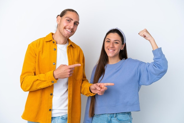 Jeune couple caucasien isolé sur fond blanc faisant un geste fort