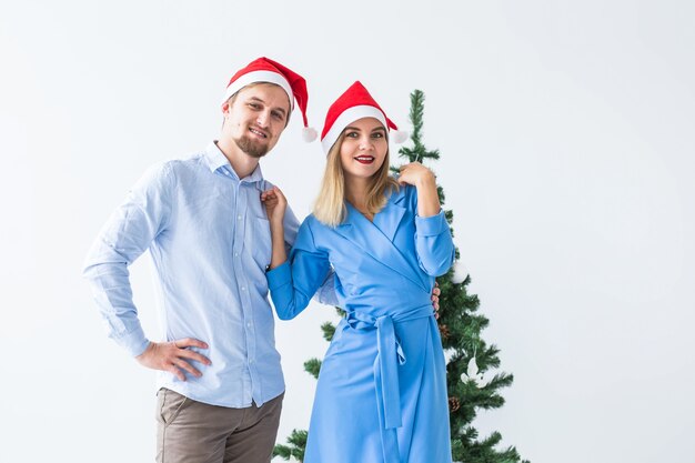 Jeune couple célébrant Noël à la maison