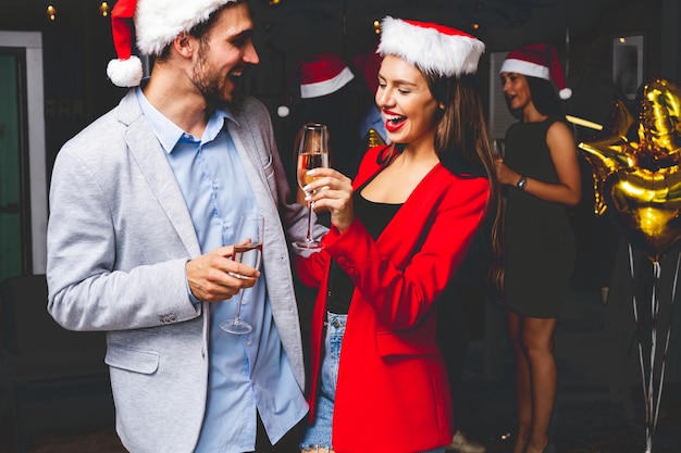 Jeune couple célébrant le nouvel an avec champagne