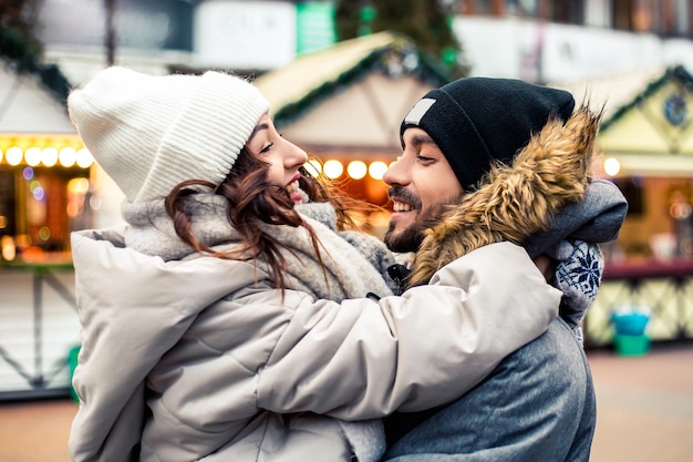 Jeune couple célébrant la saint valentin en hiver