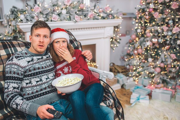 Un jeune couple célébrant les vacances à la maison