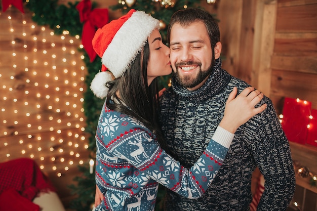 Un jeune couple célébrant les vacances à la maison