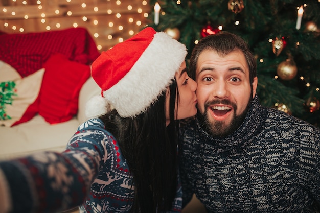 Un jeune couple célébrant les vacances à la maison