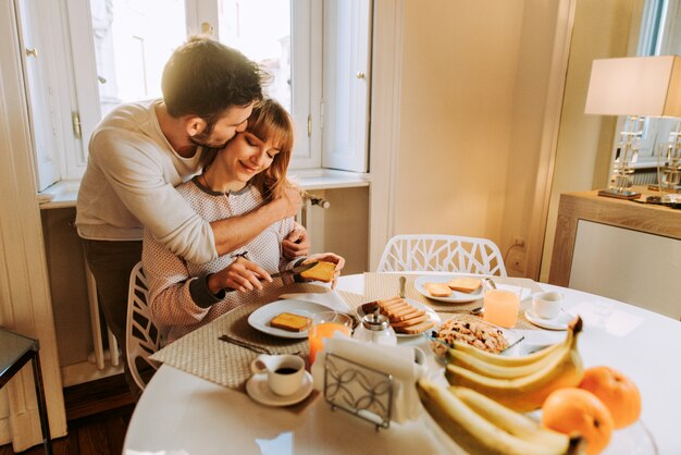 Jeune couple, chez soi