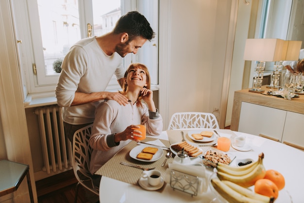 Jeune couple, chez soi