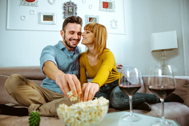 Jeune couple, chez soi