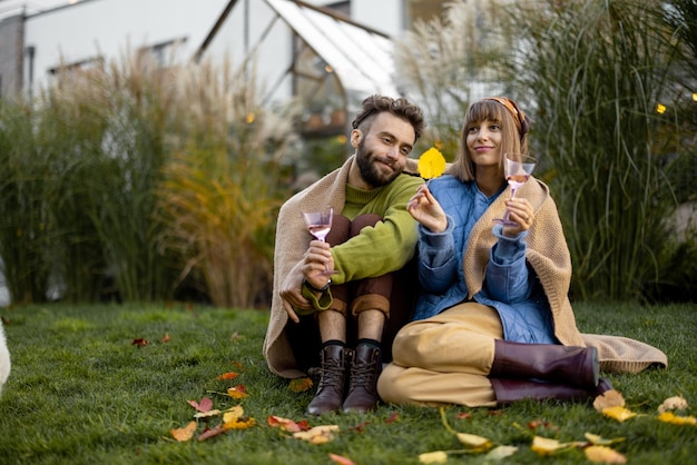 jeune couple, à, chien, à, arrière-cour