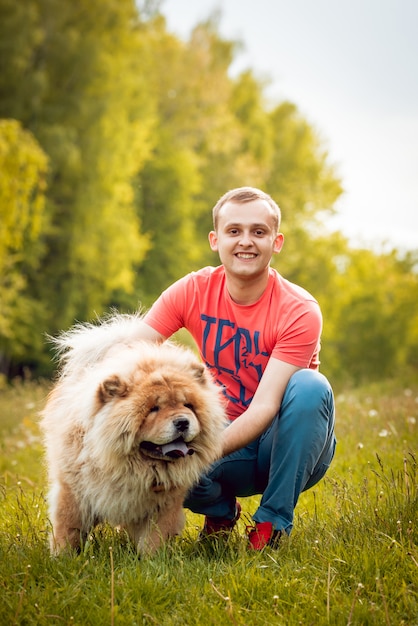 Photo jeune couple, à, les, chiens, dans parc