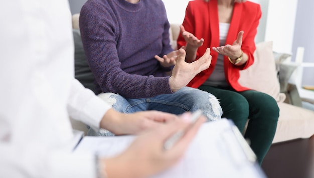 Photo jeune couple communiquant avec un psychologue en gros plan au bureau