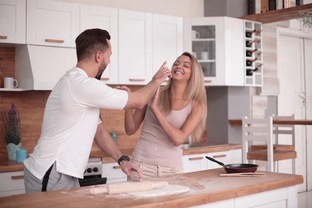 Jeune couple communique dans la cuisine à domicile