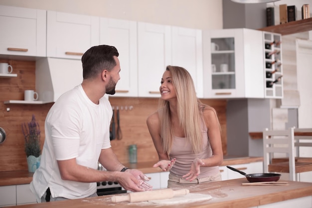 Jeune couple communique dans la cuisine à domicile