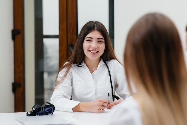 Un jeune couple à la consultation d'un gynécologue après une échographie. Grossesse et soins de santé