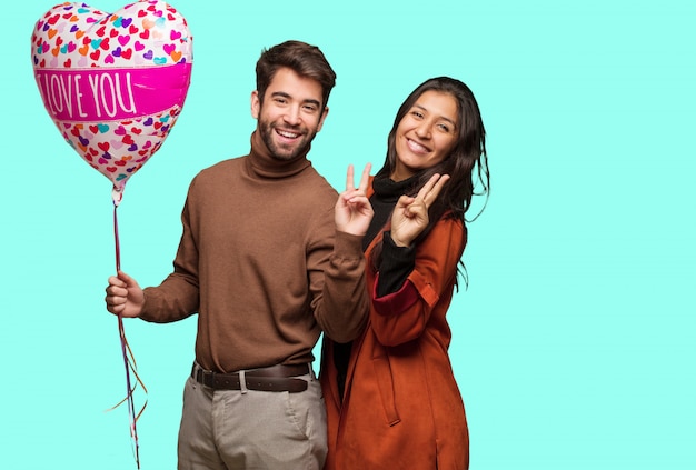 Jeune couple cool célébrant la Saint Valentin