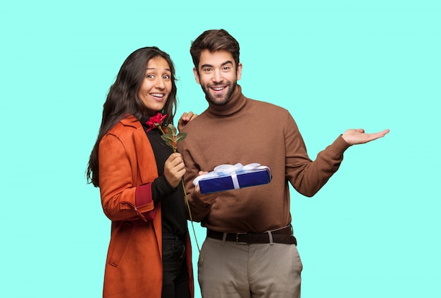 Jeune couple cool célébrant la Saint Valentin