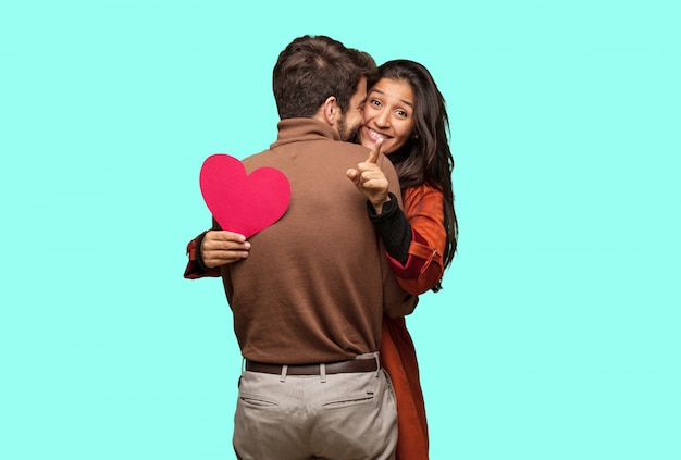 Jeune couple cool célébrant la Saint Valentin