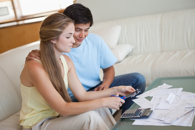 Jeune couple coupe sa carte de crédit