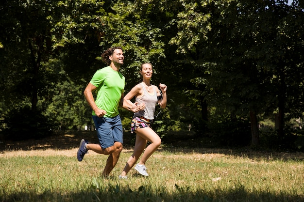 Jeune couple en cours d&#39;exécution dans la nature