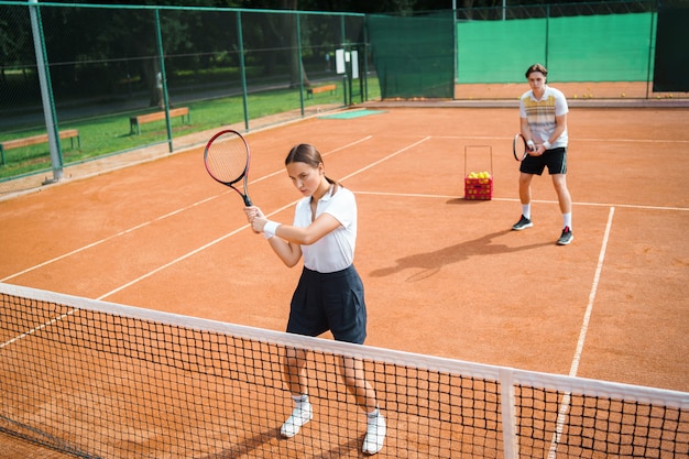 Jeune couple, sur, a, court tennis