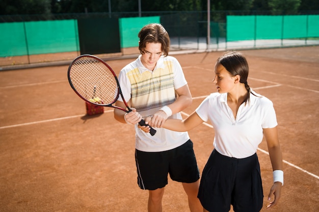 Jeune couple, sur, a, court tennis